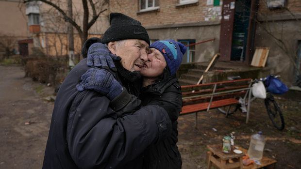 El pueblo de Ucrania ha perseverado con gracia en el año transcurrido desde que las fuerzas de Rusia invadirán el país. Arriba un hombre y una mujer se besan en abril 2022 frente a un edificio den Bucha que no tiene
electricidad, agua ni gas.