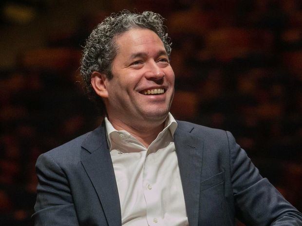 El venezolano Gustavo Dudamel habla durante una conferencia de prensa para presentarlo como el nuevo director de la Filarmónica de Nueva York en el Lincoln Center, en Nueva York, EE.UU.