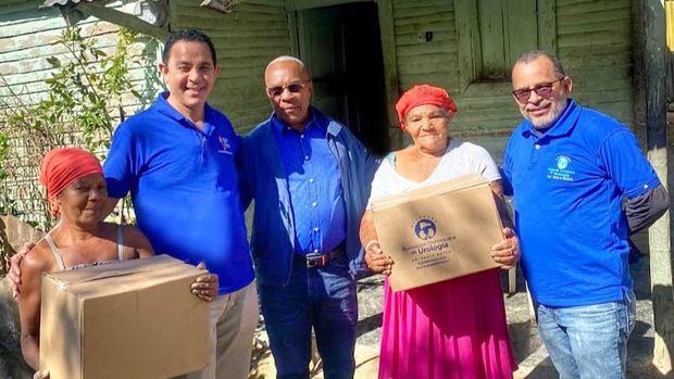 Dr. Pablo Mateo, entrega donaciones a residentes del municipio de Vallejuelo, junto a los doctores Luis Enrique y Ramón Mateo.