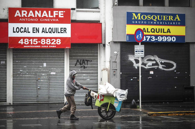 Una persona camina por una calle hoy, en Buenos Aires, Argentina.