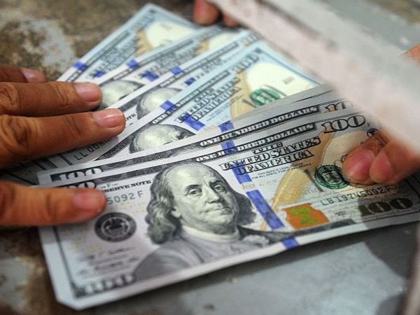 El dólar se sitúa para la venta a 55.84 pesos (0.21 %).