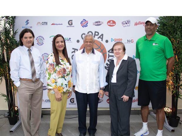 Fauntly Garrido, Patricia López de Mata, Roberto Mata, Priscilla Garrido y Derrek Baker.