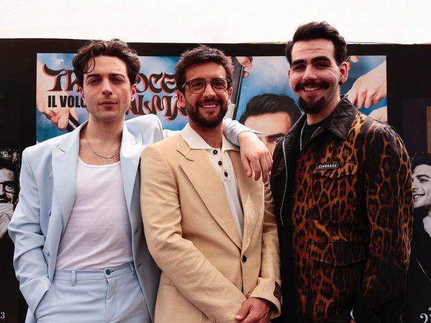 Los integrantes del grupo italiano Il Volo, Gianluca Ginoble (i), Piero Barone (c) e Ignazio Boschetto (d), posan al término de una entrevista con Efe el 20 de febrero de 2023 en Ciudad de México (México).