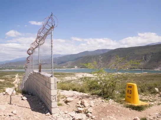 Defensa afirma que la construcción del muro no daña el medio ambiente.