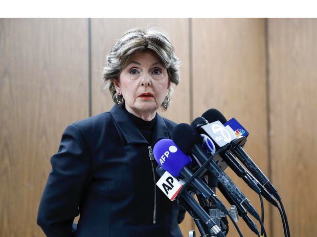 La abogada Gloria Allred habla con los medios de comunicación después de que Harvey Weinstein fuera sentenciado a 16 años de prisión luego de ser declarado culpable de violación y agresión sexual, en el Tribunal Superior de Los Ángeles en Los Ángeles.