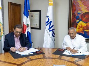 Miguel Fiallo Calderón, rector de la UNPHU y el Dr. Salvador Ramos, director general de la ONAPI.