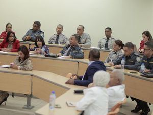 Comisión trabaja en la formación profesional de los agentes policiales