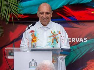 Mariano Hernández, quien concibió la obra hace ocho años, agradece a los que en ella participaron.