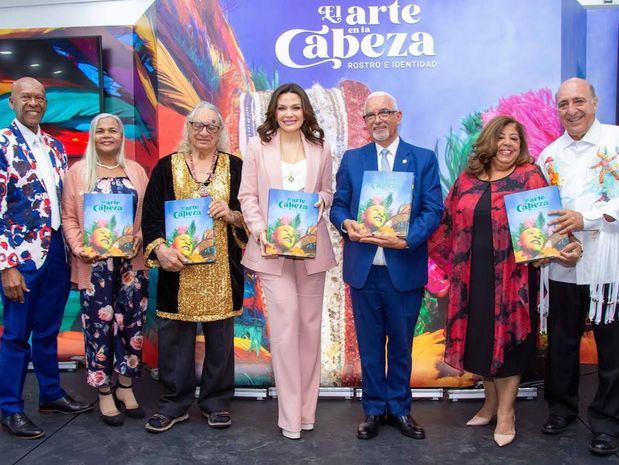 Juan Francisco Vásquez Acosta (Juampa), Luz Ramírez, Dagoberto Tejeda, Noelia García de Pereyra, presidente del Voluntariado Banreservas; Wilson Rodríguez, director general de Relaciones Públicas del banco; Silvia de Hernández y Mariano Hernández en la presentación del libro “El arte en la cabeza”.
