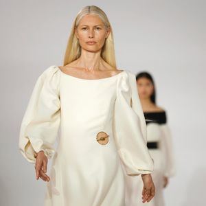 Una modelo presenta una creación de la colección Womenswear Otoño/Invierno 2023/24 de Chloe durante la Semana de la Moda de París este jueves.