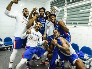 Jugadores de República Dominicana mientras celebran tras clasificar a la Copa Mundial de baloncesto luego de vencer a Argentina.