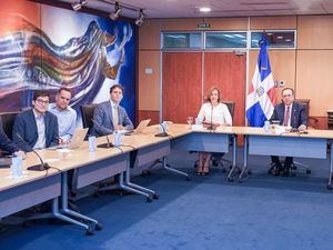 Valdez Albizu expone a representantes de Bank of America los elementos claves de las inversiones en RD