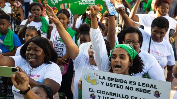 Centenares de mujeres dominicanas exigieron este sábado la despenalización del aborto y que se reduzcan los niveles de mortalidad materna, entre otras demandas, y advirtieron al liderazgo político de que su 'indiferencia' ante sus reclamos 'les va a costar en las elecciones' el año próximo.
