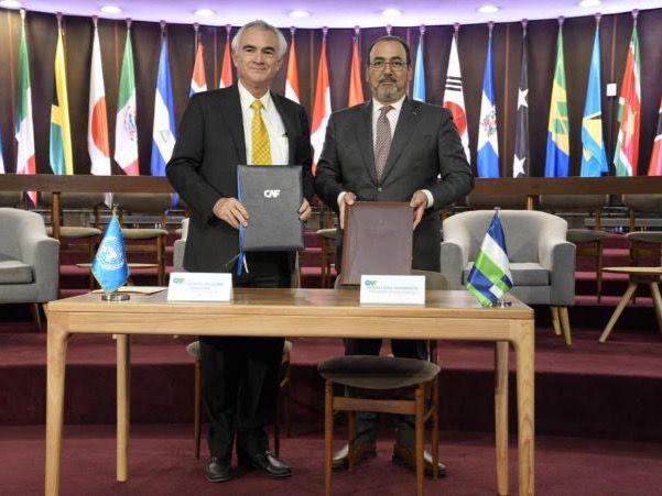 El Secretario Ejecutivo de la CEPAL, José Manuel Salazar-Xirinachs, junto al Presidente Ejecutivo de CAF, Sergio Díaz Granados.