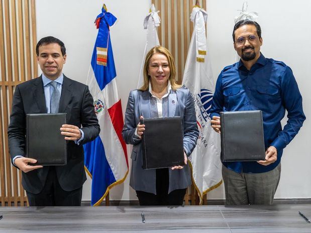 El acuerdo fue rubricado en la sede del Ministerio de Cultura por la titular de la institución, Milagros Germán; el director general de Propeep, Roberto Ángel Salcedo, y el coordinador del programa de Arte Público Dominicano.