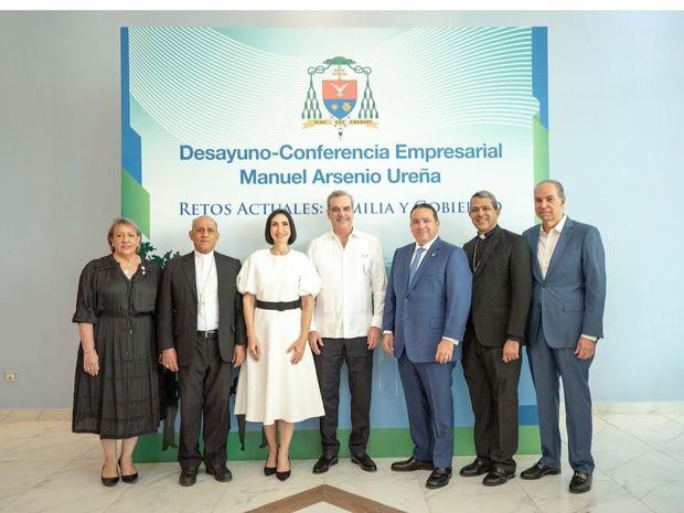 Bernarda Checo, Monseñor Freddy Bretón Martínez, Raque Arbaje, el presidente Luis Abinader, Juan Manuel Ureña, monseñor Tomás Morel y Oliverio Espaillat. 