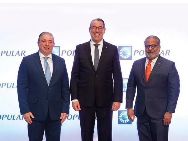 Héctor Porcella, director general interino del IDAC, Juan Manuel Martín de Oliva, vicepresidente de Área de Negocios Turísticos del Banco Popular Dominicano y José Marte Piantini, presidente de la JAC.