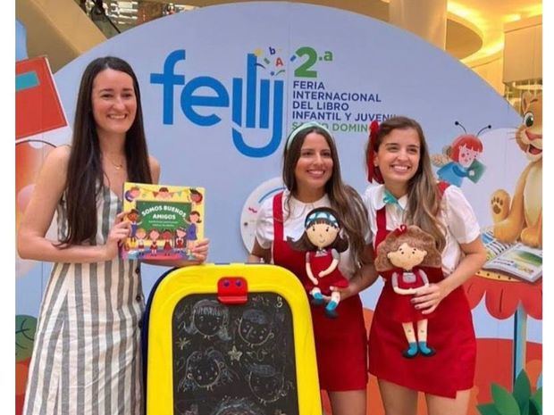 Las escritoras Sarah Sibel Fondeur y María Puig Fondeu junto a la ilustradora Taina Almodóvar presentando el cuento “Somos Buenos Amigos”.