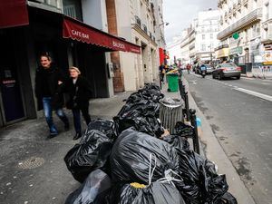 Cubos de basura rebosantes en Parï¿½s este domingo.
