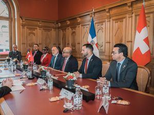 Embajador Pablo Valentín recibe por primera vez una delegación de diputados dominicanos en Asamblea Federal de Suiza