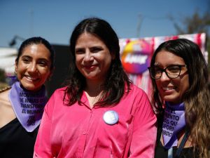 La ministra de la Mujer y Equidad de Género de Chile, Antonia Orellana (c), posa hoy con ciudadanas en los stand de LollaLove sobre los programas de género del SernamEG, durante el festival de Lollapalooza 2023 en la comuna de Cerrillos, en Santiago, Chile.