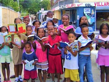 Niños y niñas que la Aníbal Montaño ha involucrado en sus programas de promoción de la lectura y la escritura creativa en San Cristóbal.