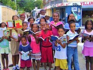 Niños y niñas que la Aníbal Montaño ha involucrado en sus programas de promoción de la lectura y la escritura creativa en San Cristóbal.