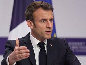 El Gobierno de Macron sobrevive a las 2 mociones de censura por la reforma de las pensiones