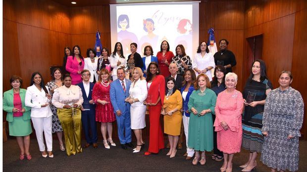 Mujeres Empoderadas junto a organizadores del evento.