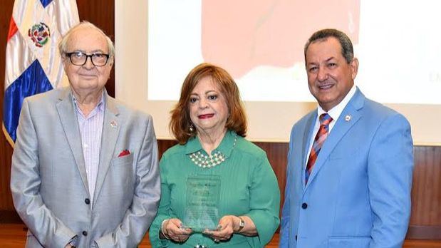 Luis Sánchez Noble, Dña. Mildred de Sánchez Noble y el Sr. Porfirio Peralta.