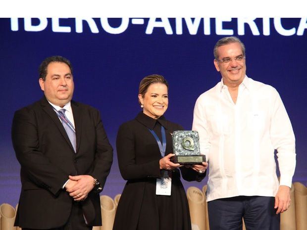 Presidente Luis Abinader entrega Premio Iberoamericano de la Calidad en la categoría Oro a instituciones Públicas.