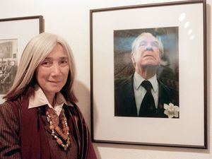 Fotografía de archivo, tomada en diciembre de 1998, en la que se registró a la escritora y traductora argentina María Kodama, viuda del célebre escritor argentino Jorge Luis Borges, al asistir a la exposición 'Tributo a Borges' en Madrid.