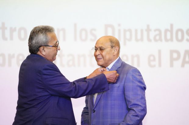 Momento en que Rafael Santos recibe en Pin de la Integración.