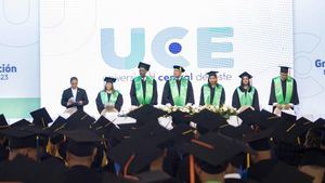 UCE gradua a nuevos profesionales de distintas carreras en su Graduación número 142