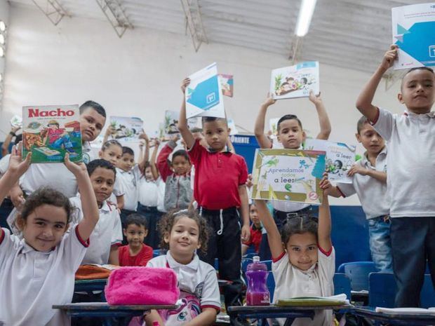 Fotografía cedida hoy por Education Cannot Wait (ECW), que muestra a un grupo de estudiantes de una escuela, en Cúcuta (Colombia).