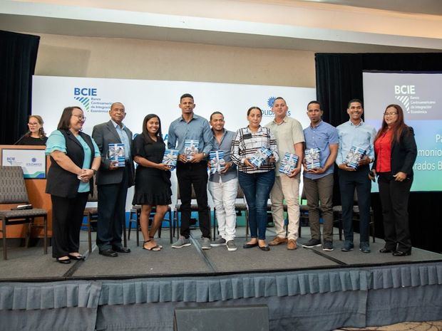 Ganadores de Premios BCIE 2022, que fueron panelistas en el evento.