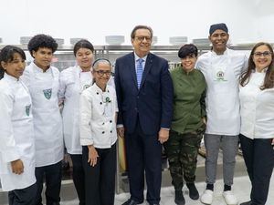 Rector Arq. Miguel Fiallo Calderón, junto a estudiantes, Chef y personal del área de Hotelería y Turismo.