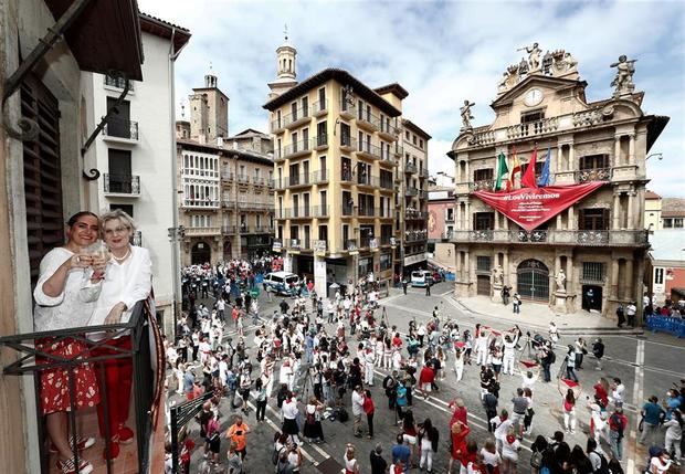 El momento más esperado por los pamploneses, en el que debían dar inicio los Sanfermines de 2020, donde el Ayuntamiento de Pamplona ha desplegado un gran pañuelo rojo emplazando a las fiestas del próximo año con el lema 'Los Viviremos'. 