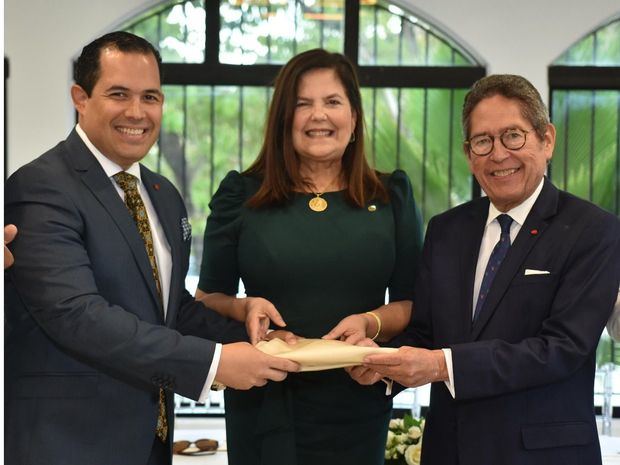 José Manuel Romero, Sonia Villanueva y Fernando González.