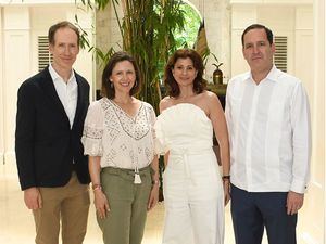 Miguel Torres Maczassek, Sarah Andrews de Torres, Cecilia Carballo de Álvarez y José Antonio Álvarez Hijo