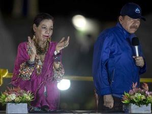 El presidente de Nicaragua, Daniel Ortega, junto a su esposa y vicepresidenta, Rosario Murillo.