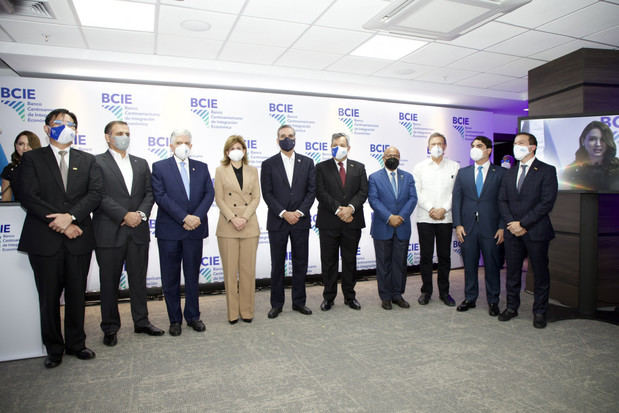 Presidente Abinader asiste a inauguración de nueva sede del Banco Centroamericano