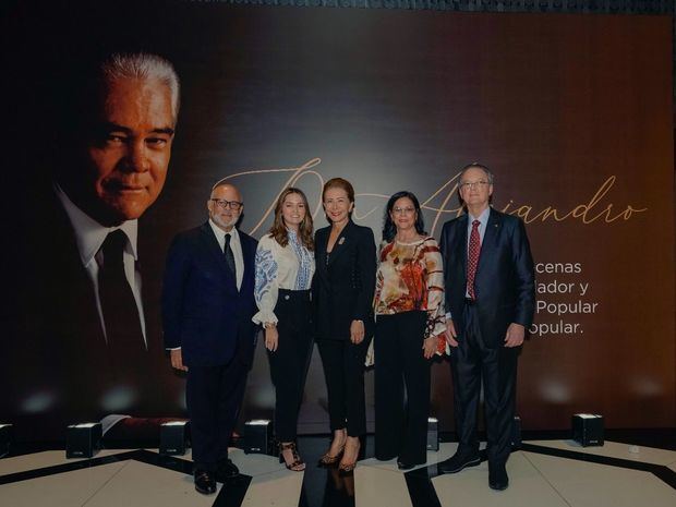 Desde la izquierda, los señores Eduardo Grullón, Alexandra Grullón, Melba Segura viuda Grullón, Virginia Grullón y Manuel A. Grullón.