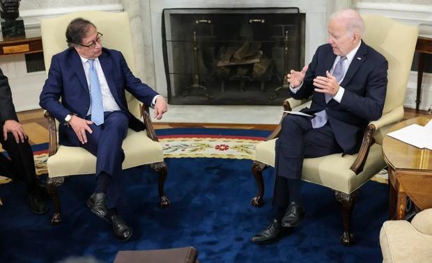 El presidente de Colombia, Gustavo Petro y el presidente de EE.UU., Joe Biden, durante una reunión en el Despacho Oval en Washington.