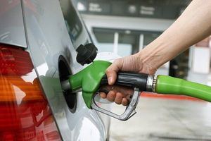 Gobierno baja precio de los combustibles