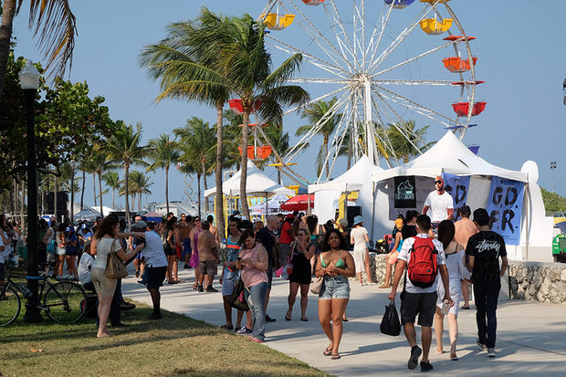 Miami y Orlando siguen firmes como ciudades de cabecera para los visitantes, la primera por su oferta de ocio nocturno y cultural, la segunda por concentrar decenas de parques temáticos. En la imagen el registro de turistas en la calle Ocean Drive de Miami Beach. 