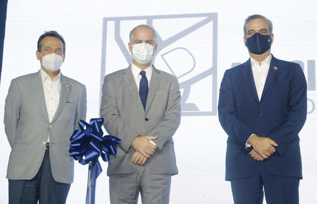 Presidente Luis Abinader corta cinta de inauguración. 