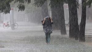 Nublado desde horas matutinas con aguaceros, tronadas y ráfagas de viento