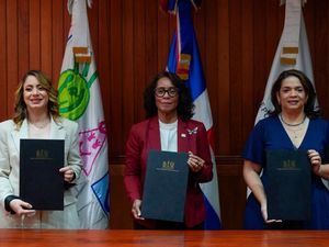 Gloria Reyes, Luisa Ovando y Alexandra Santelises.