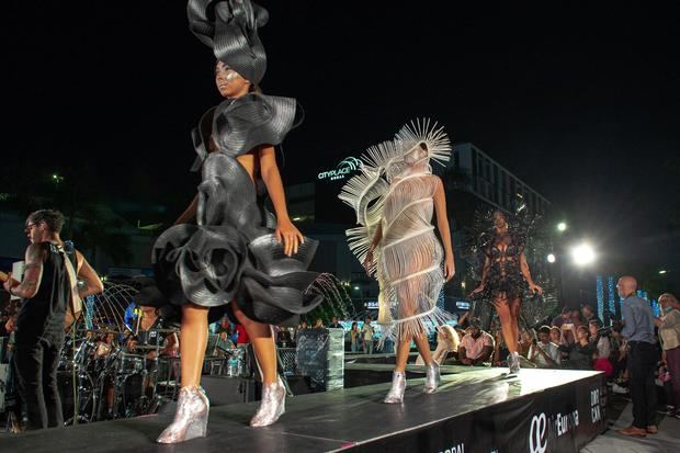 Un desfile de 'instalaciones ponibles' creadas por la cubana Celia Ledón con materiales inusuales despidió oficialmente la exposición The Legacy, que durante seis meses reunió una veintena de obras monumentales del artista plástico español Manolo Valdés en espacios públicos de Doral, ciudad vecina a Miami.